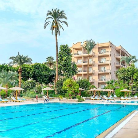 Pavillon Winter Luxor Hotell Exteriör bild The swimming pool at the hotel