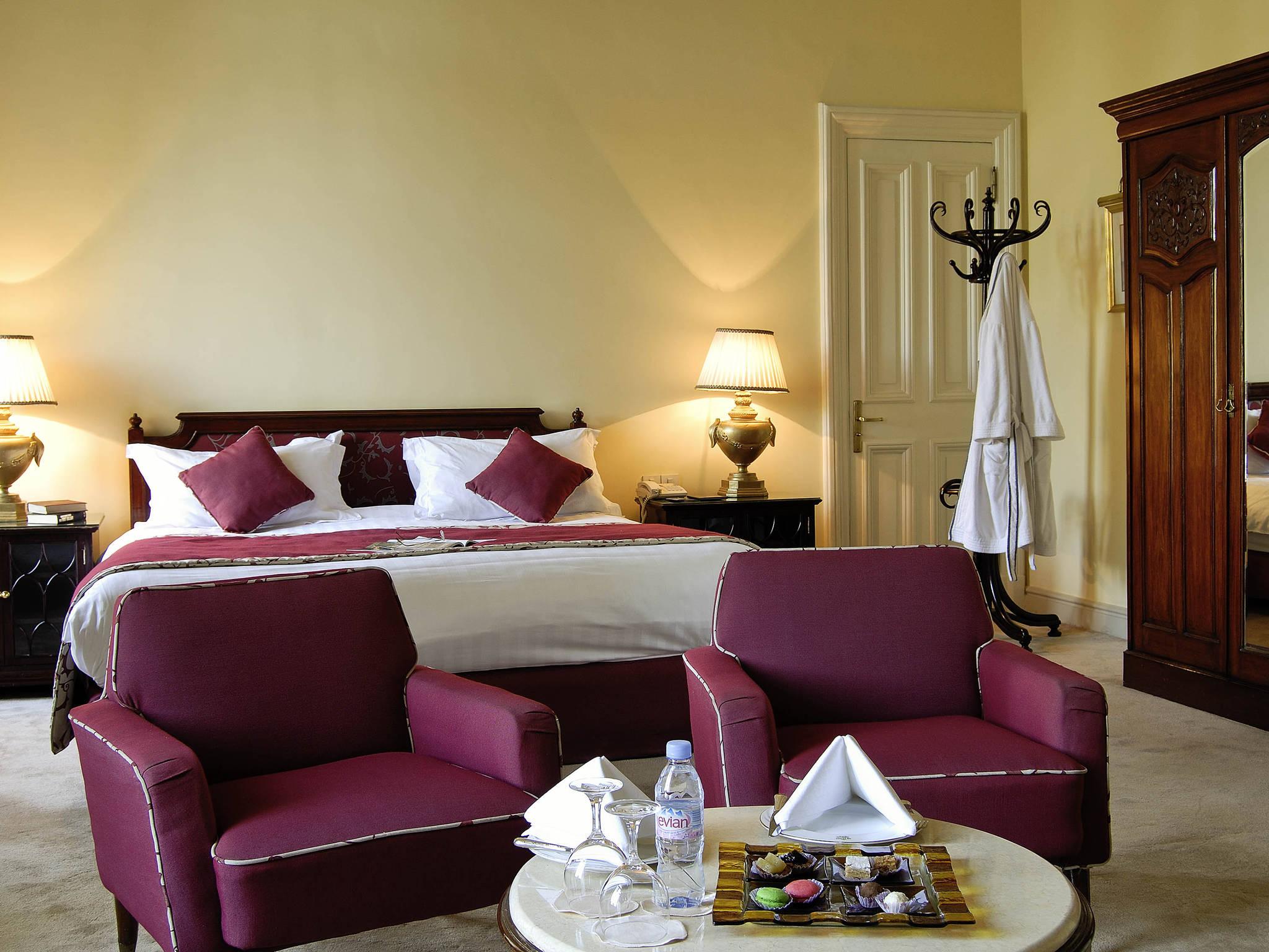 Pavillon Winter Luxor Hotell Exteriör bild A room at the hotel