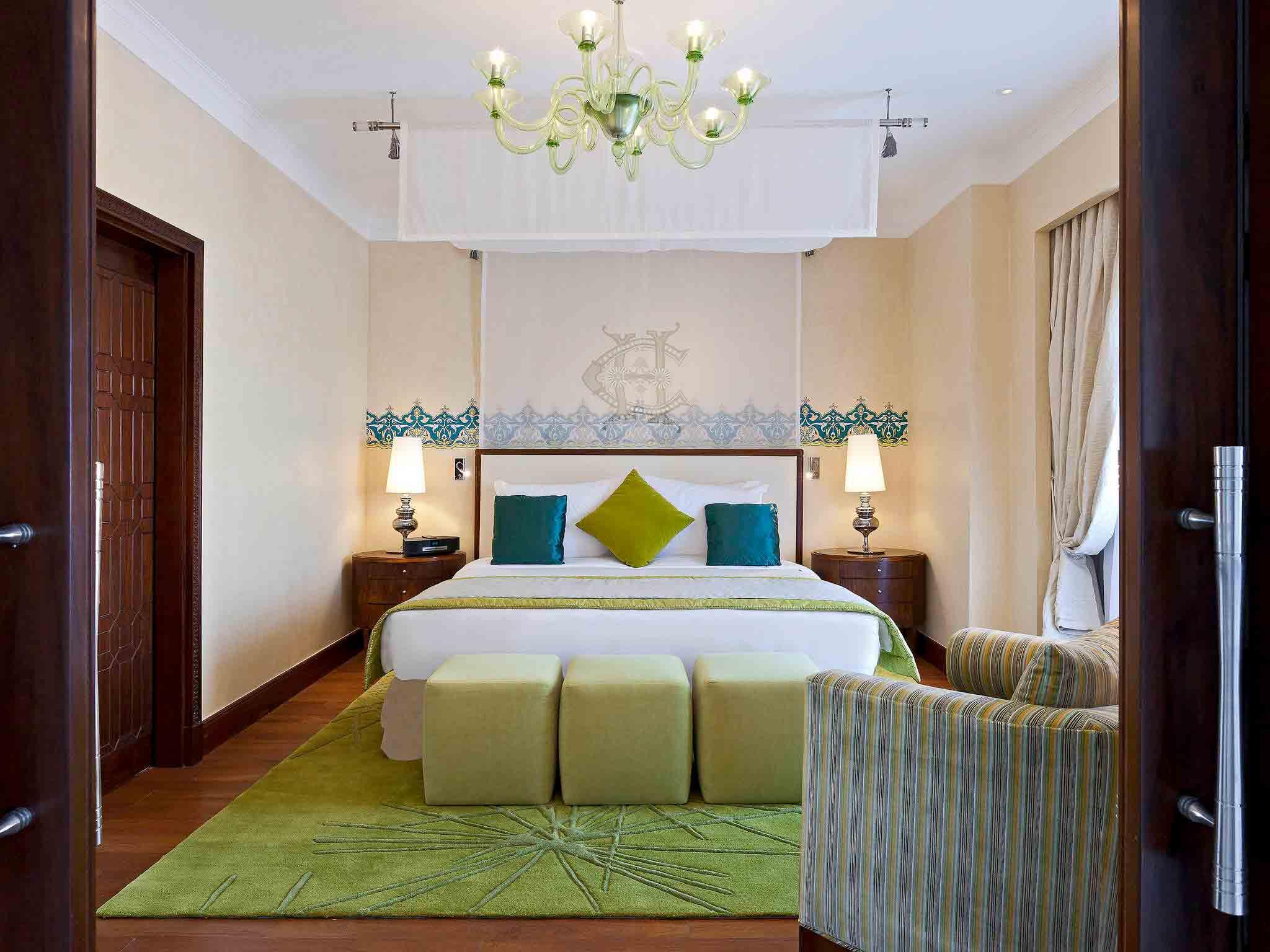 Pavillon Winter Luxor Hotell Exteriör bild A bedroom at the Taj Bengal