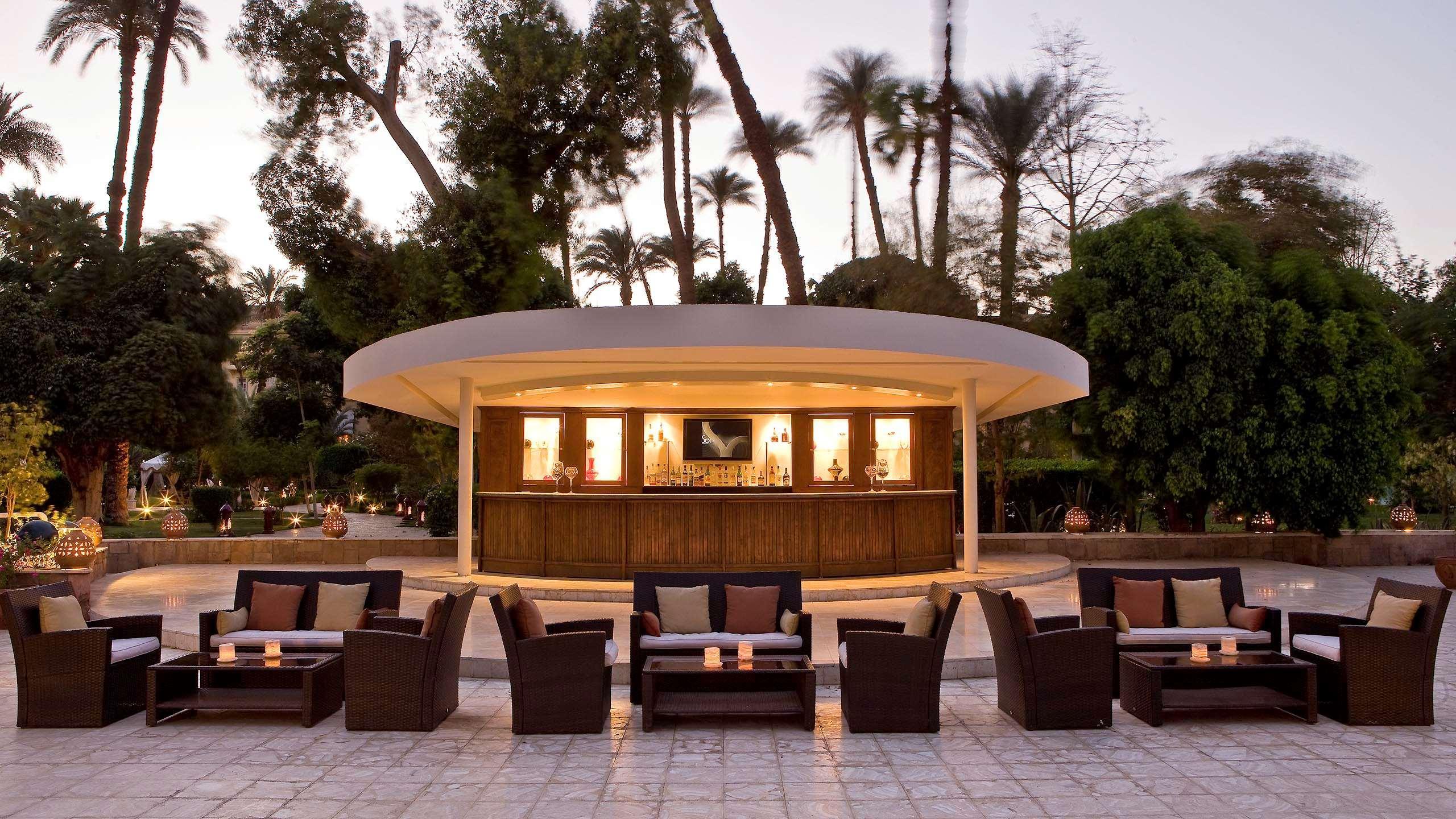 Pavillon Winter Luxor Hotell Exteriör bild The pool bar at the Four Seasons Hotel, Cairo