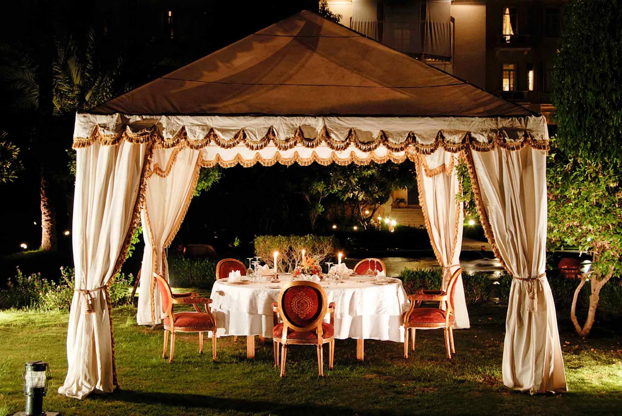 Pavillon Winter Luxor Hotell Exteriör bild A tent
