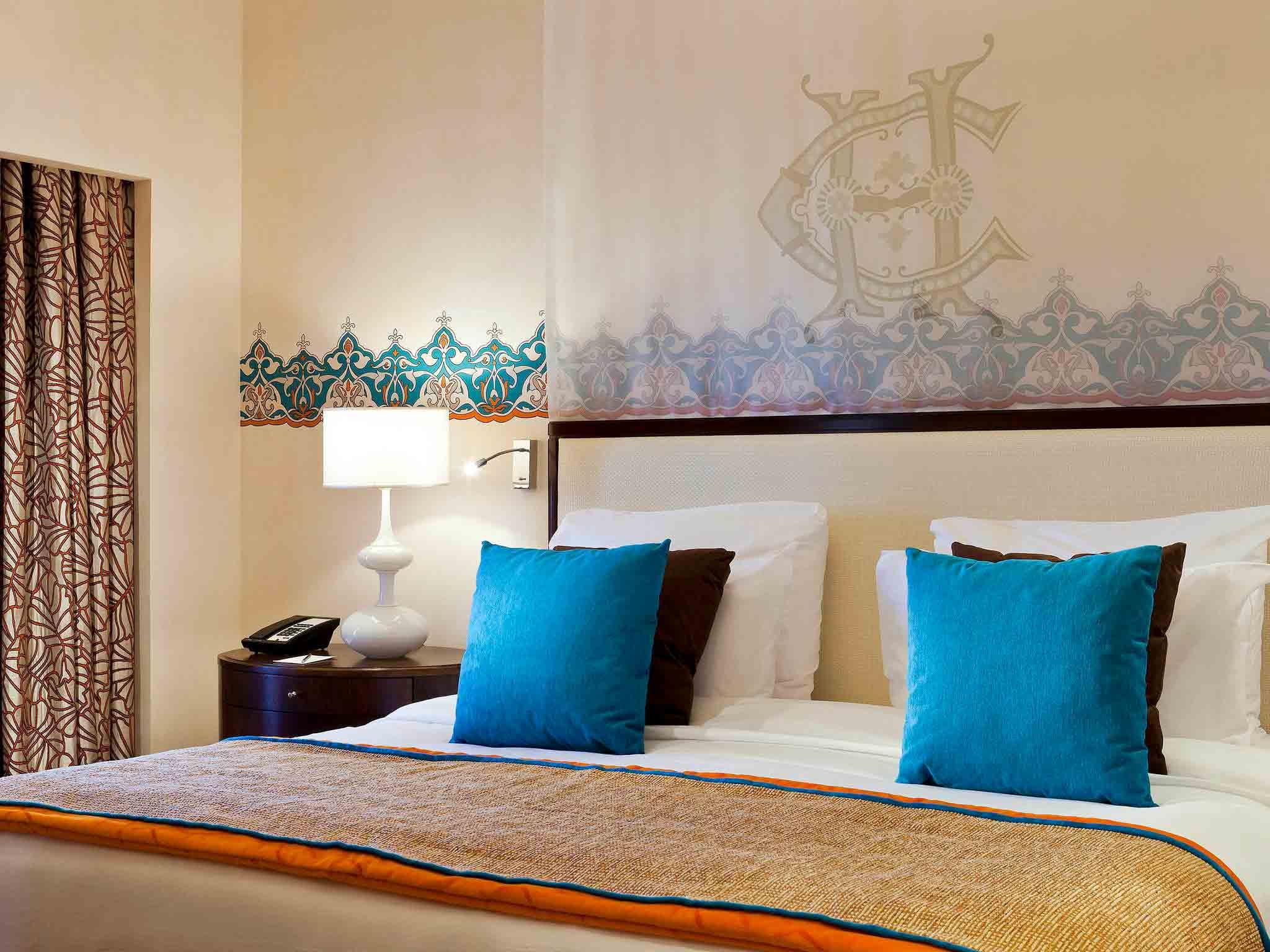 Pavillon Winter Luxor Hotell Exteriör bild A bedroom at the Taj Bengal