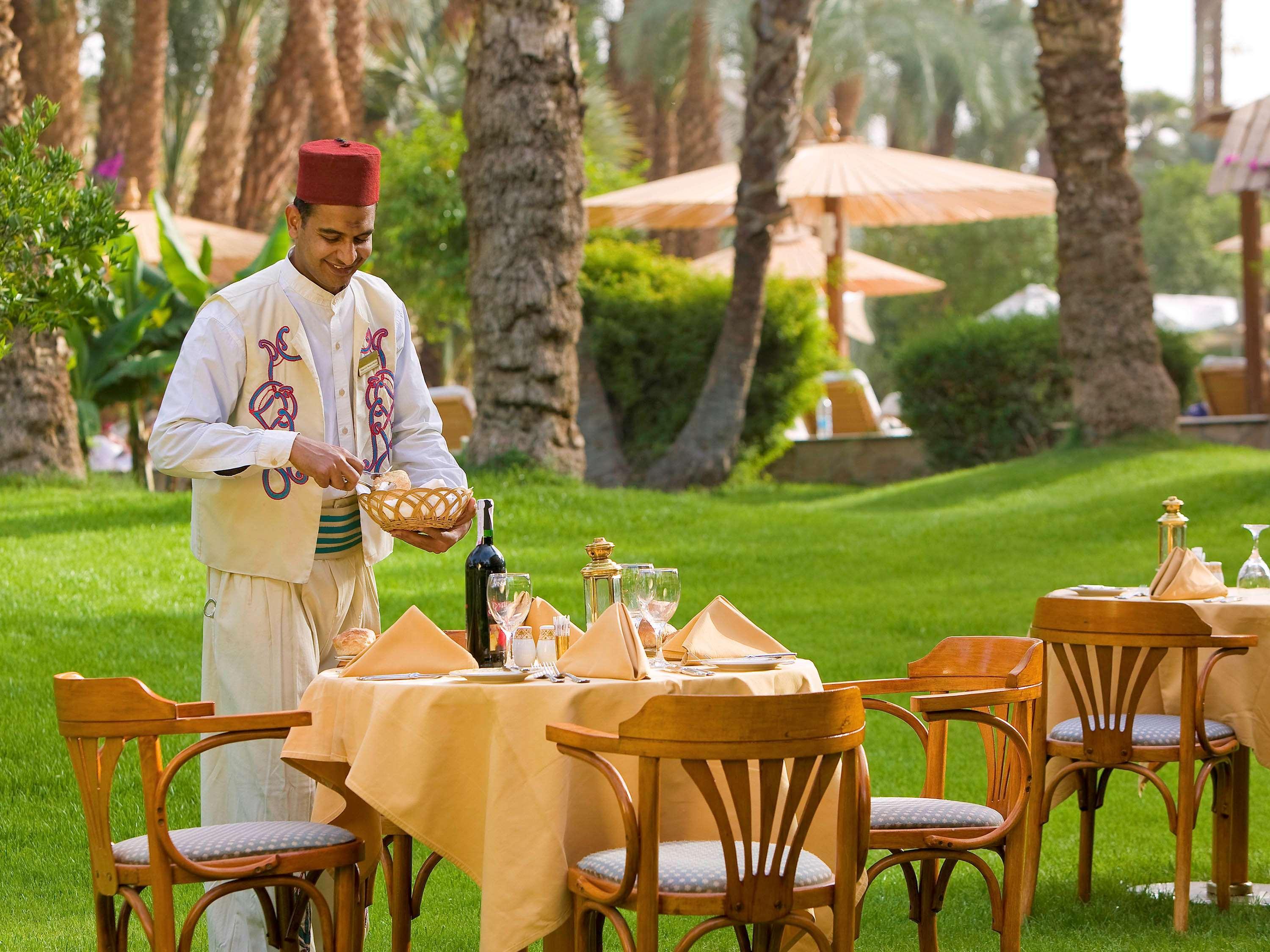 Pavillon Winter Luxor Hotell Exteriör bild A waiter at the Royal Mirage Hotel in Dubai, United Arab Emirates