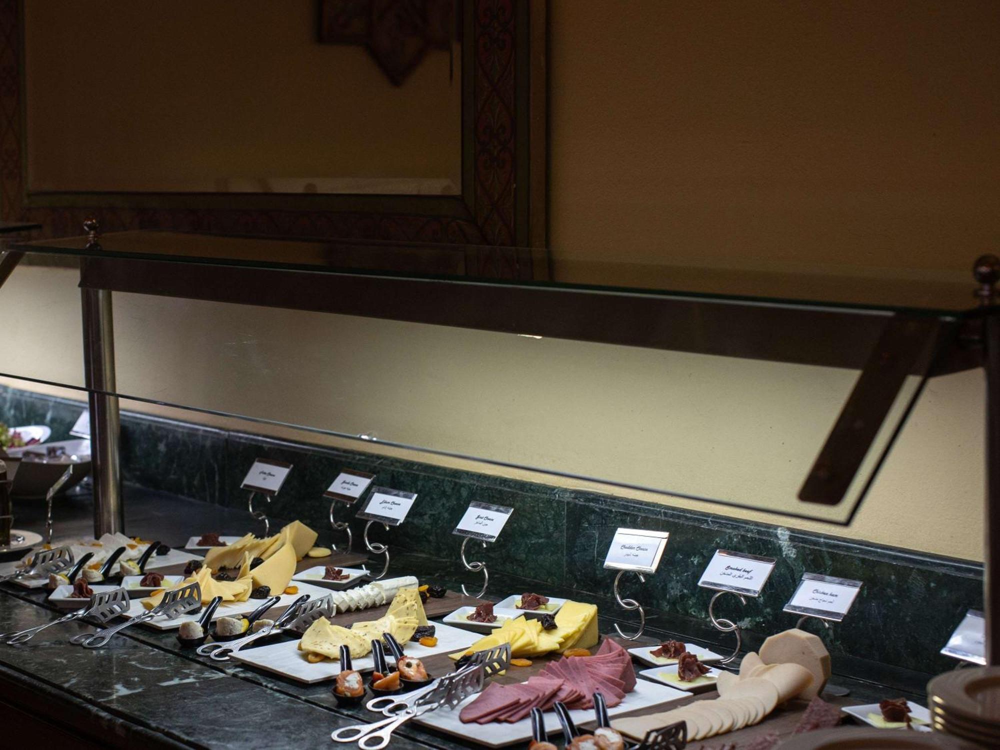 Pavillon Winter Luxor Hotell Exteriör bild A cheese display at a buffet