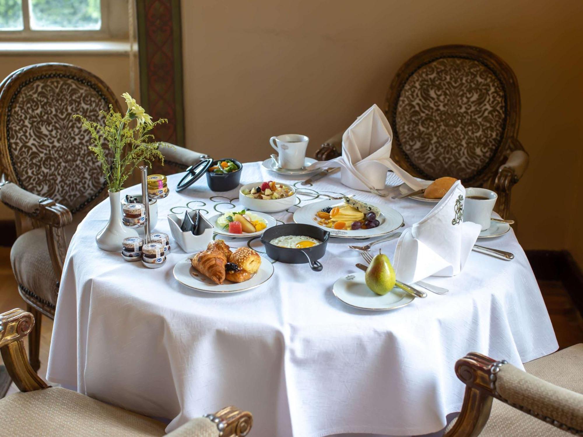 Pavillon Winter Luxor Hotell Exteriör bild A table set for breakfast