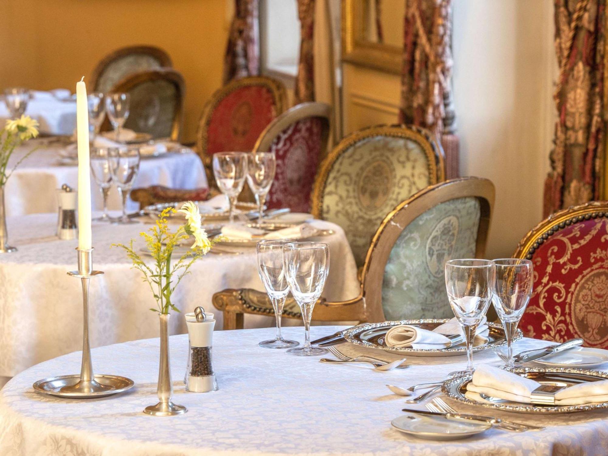 Pavillon Winter Luxor Hotell Exteriör bild A table set for a formal dinner
