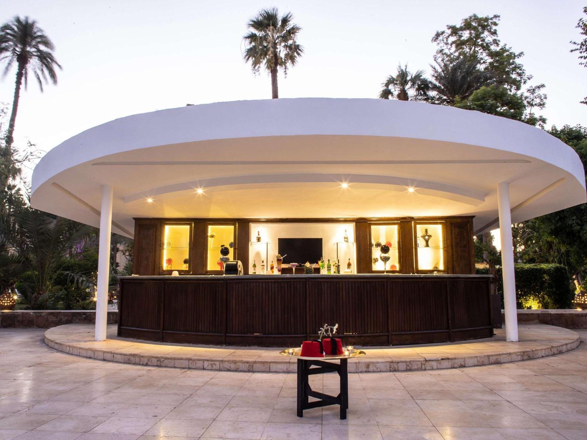 Pavillon Winter Luxor Hotell Exteriör bild The bar at the pool