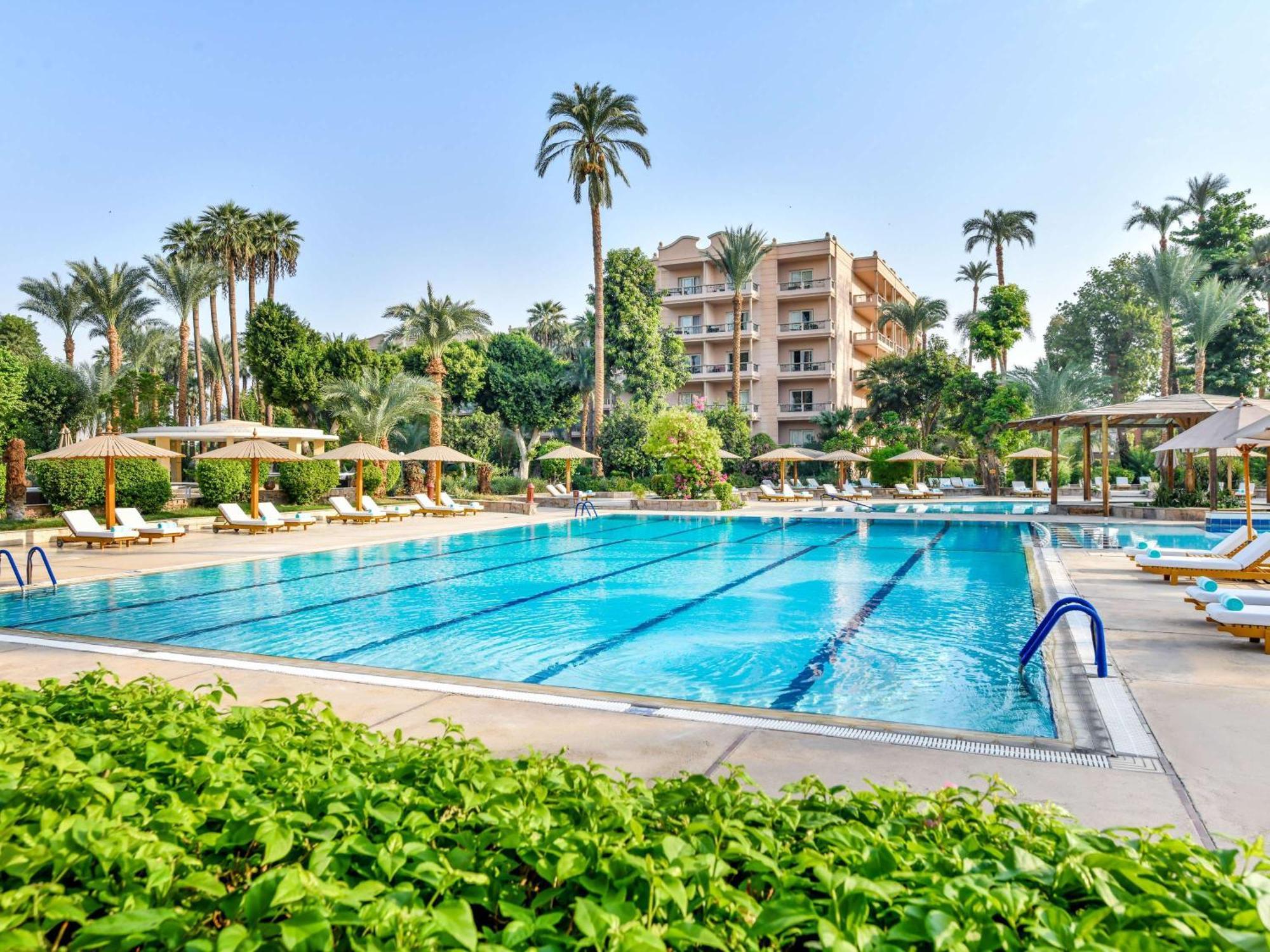 Pavillon Winter Luxor Hotell Exteriör bild The swimming pool at the Four Seasons Hotel, Cairo at Nile Plaza