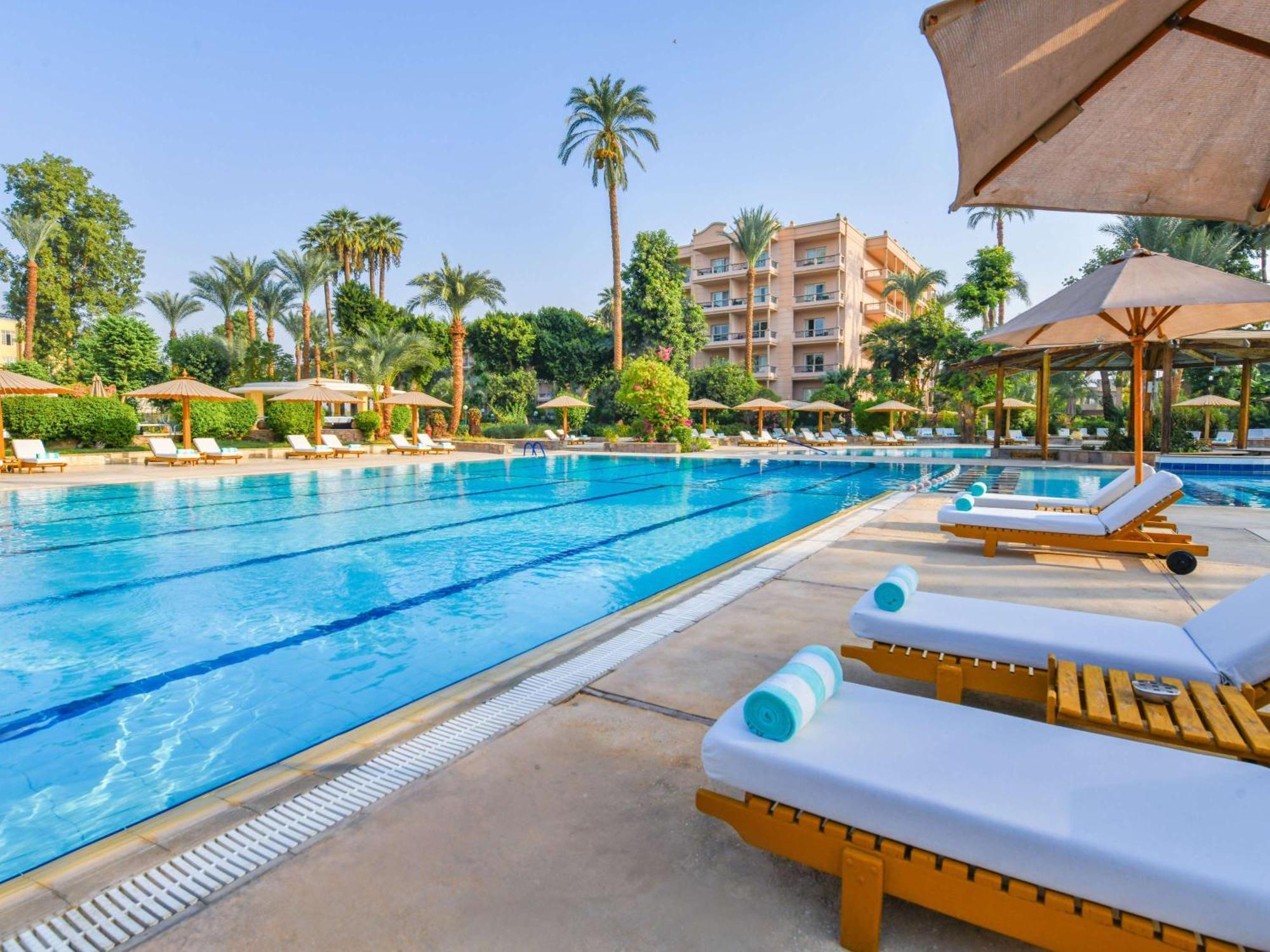 Pavillon Winter Luxor Hotell Exteriör bild The pool at the Four Seasons Hotel, Cairo
