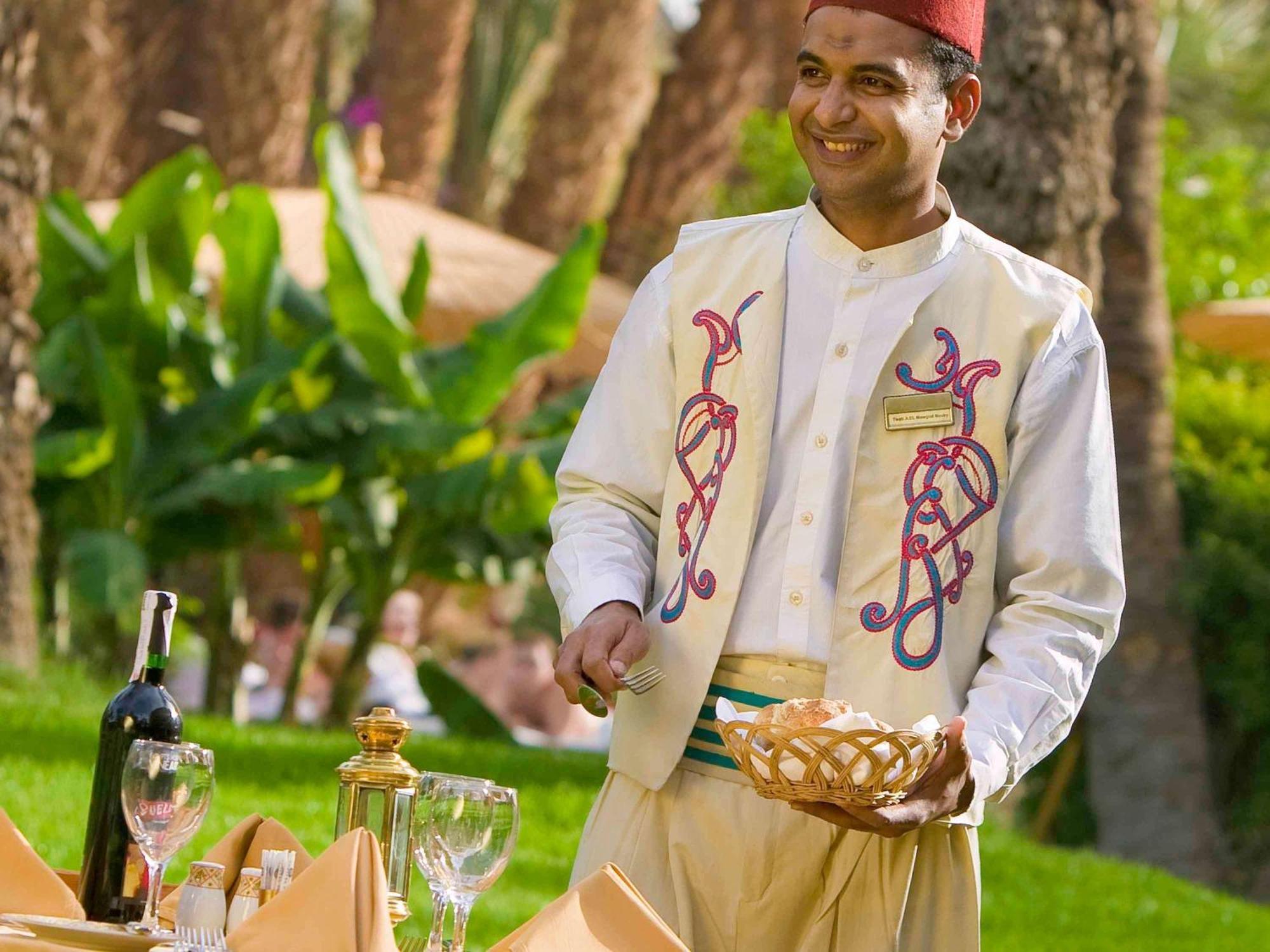Pavillon Winter Luxor Hotell Exteriör bild A waiter at the hotel