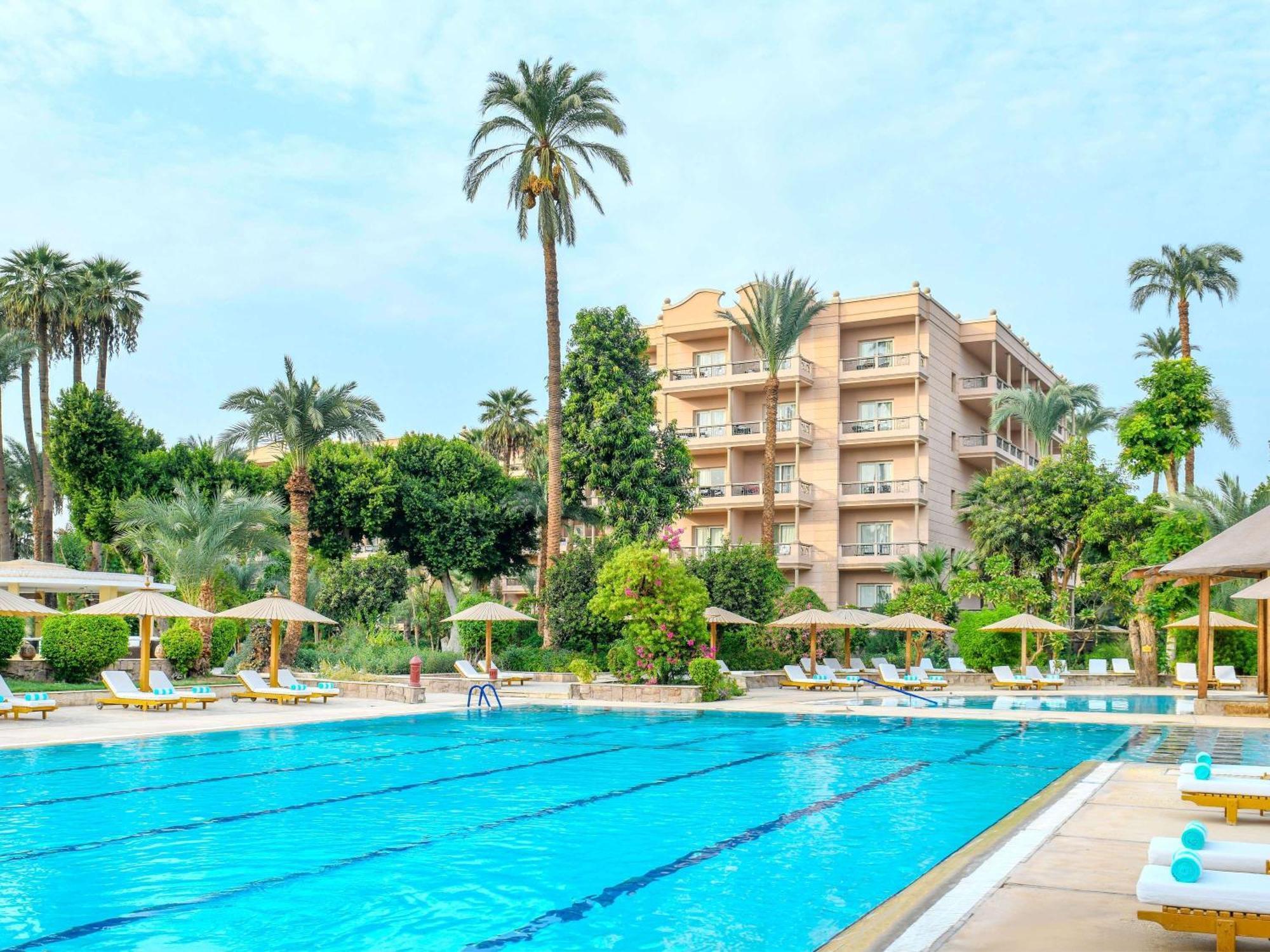 Pavillon Winter Luxor Hotell Exteriör bild The swimming pool at the hotel