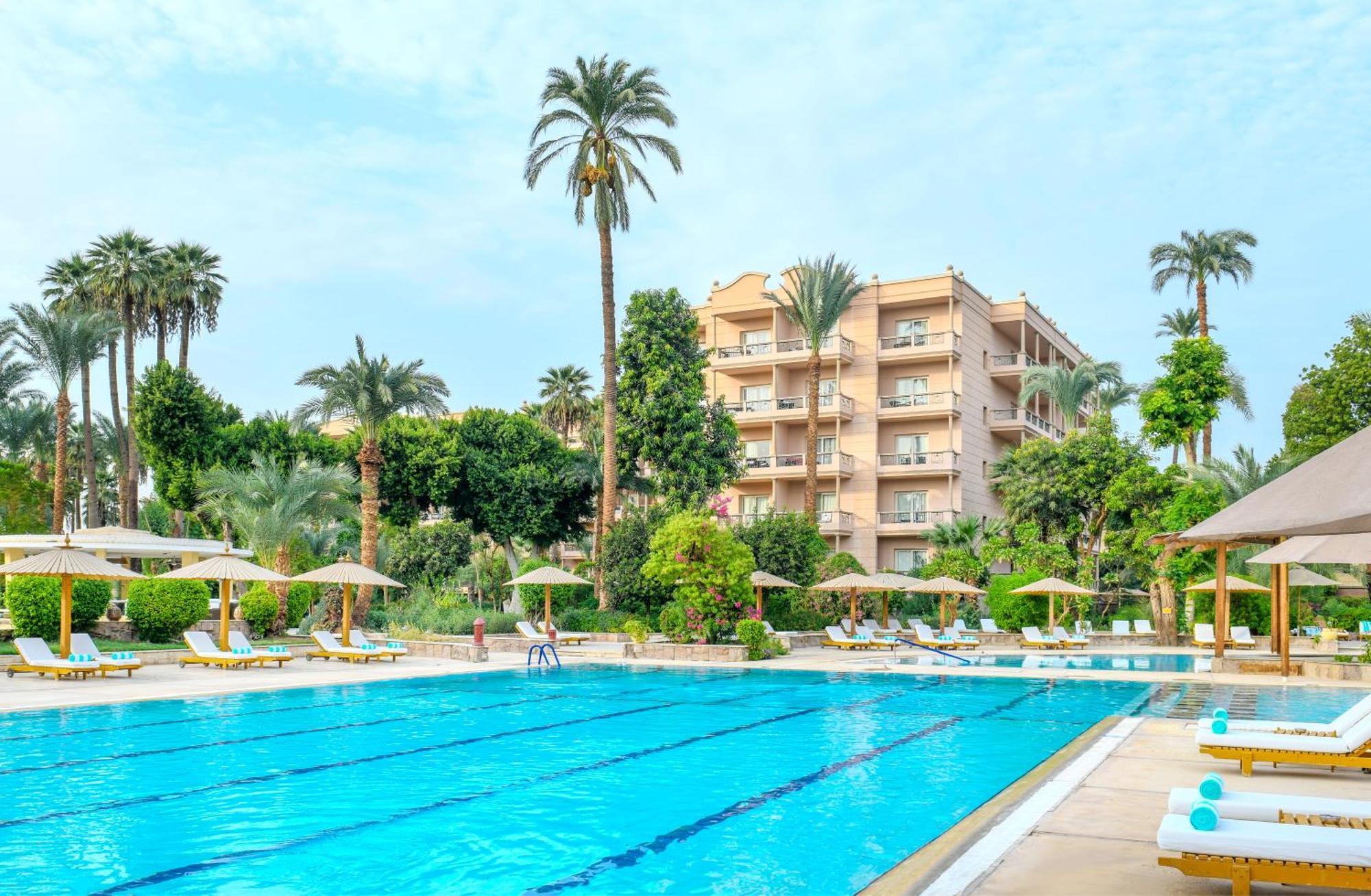 Pavillon Winter Luxor Hotell Exteriör bild The swimming pool at the hotel