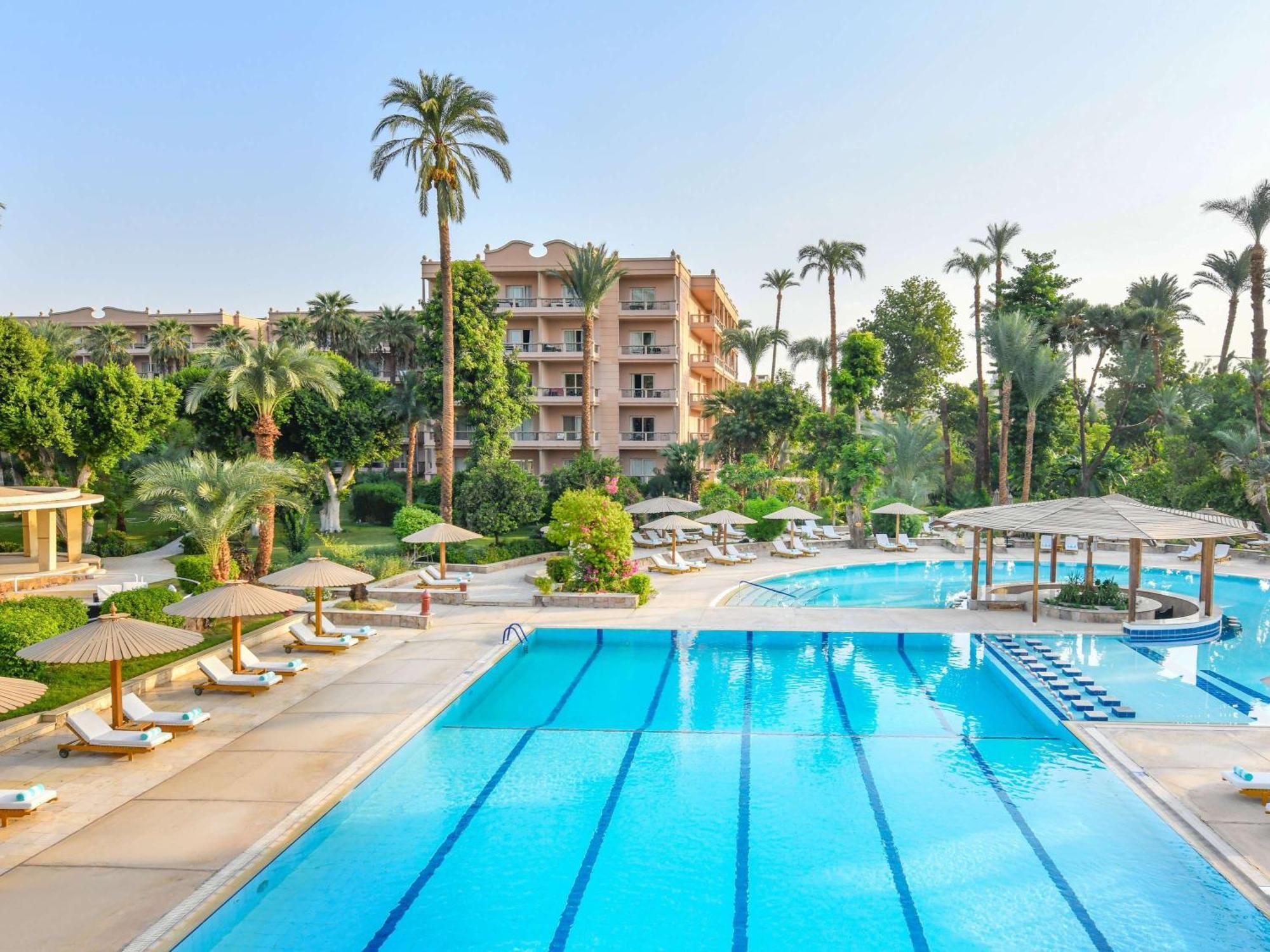 Pavillon Winter Luxor Hotell Exteriör bild The swimming pool at the Four Seasons Hotel, Cairo at Nile Plaza