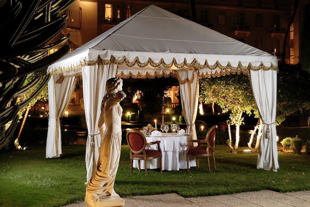 Pavillon Winter Luxor Hotell Exteriör bild A tent at the hotel
