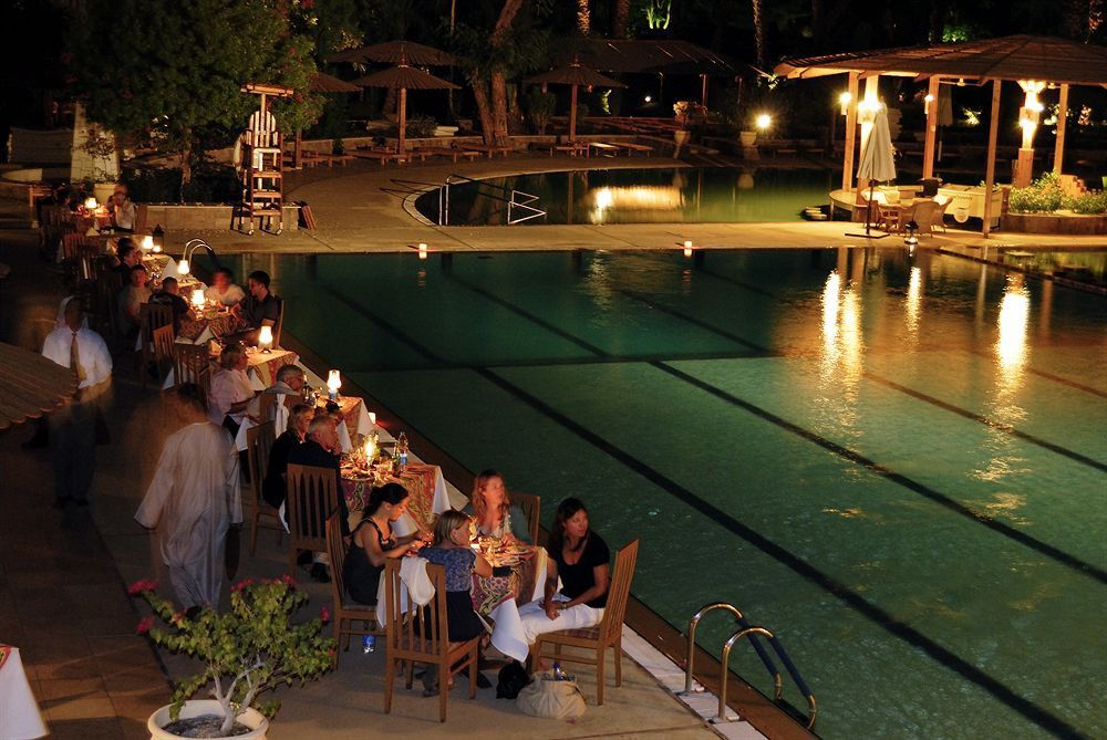 Pavillon Winter Luxor Hotell Exteriör bild The swimming pool at the resort