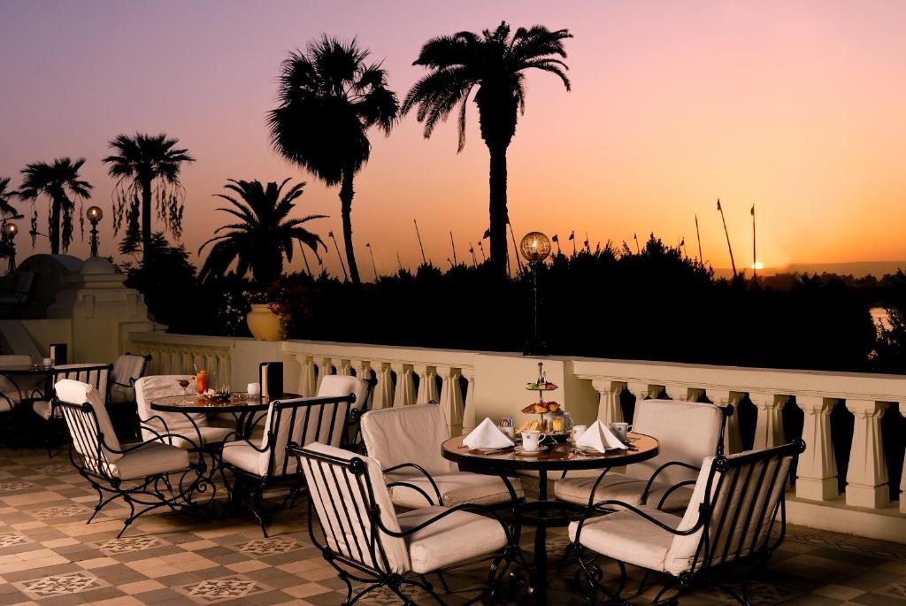 Pavillon Winter Luxor Hotell Exteriör bild The hotel's terrace